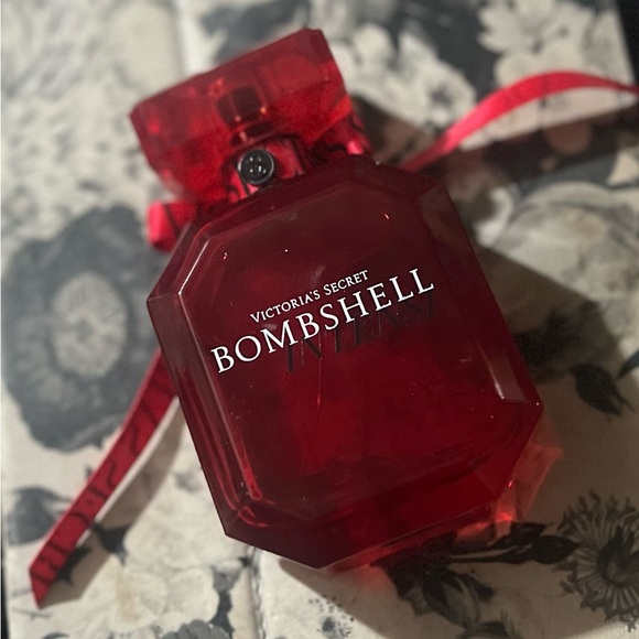 Victoria Secret Bombshell Intense Fragrance - Picture 4 of 4